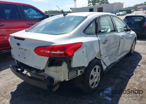 2016 Ford Focus S z USA, uszkodzony, nr VIN 1FADP3E20GL369240